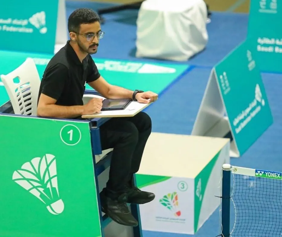 Offizieller erfasst am Court ein Spiel auf einem Tablet bei einem Turnier der Saudi Badminton Federation