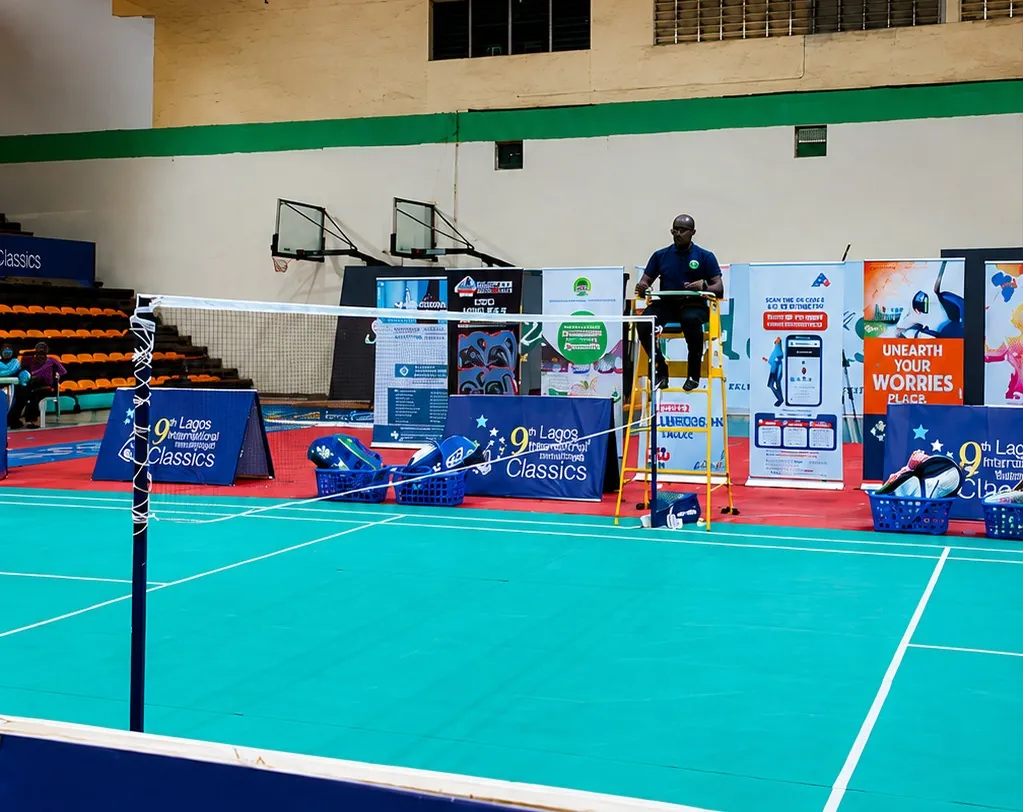 Courts und Sponsorenbanden in der Okoya Thomas Hall während der Lagos International Badminton Classics 2026