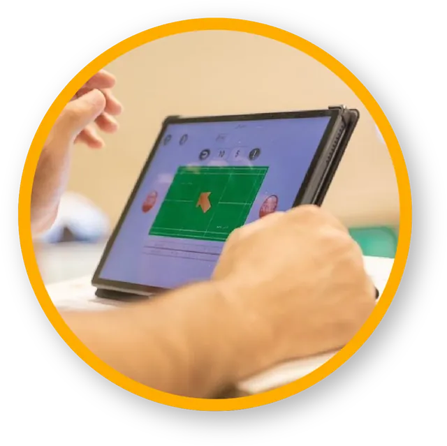 Hände eines Offiziellen beim Erfassen eines Badmintonspiels auf einem Tablet